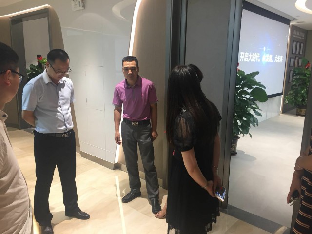 建材行業專家組團參觀德利豐家居,探討巖板發(圖1) 建材行業專家組團參觀德利豐家居,探討巖板發(圖1)