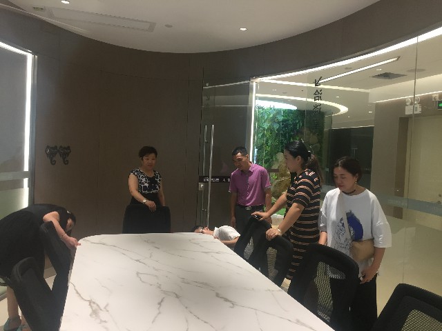 建材行業專家組團參觀德利豐家居,探討巖板發(圖2) 建材行業專家組團參觀德利豐家居,探討巖板發(圖2)