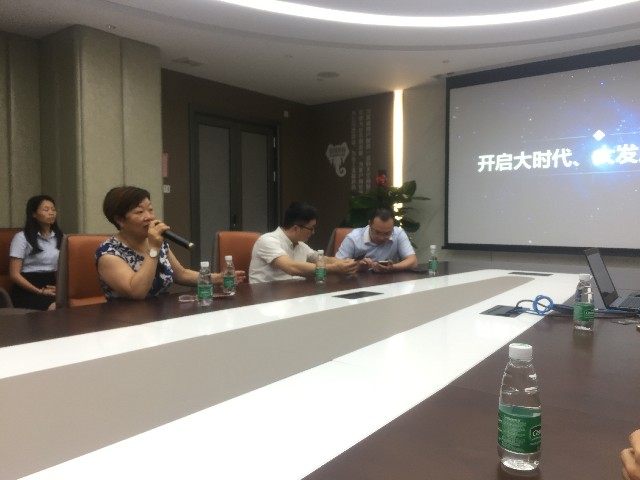 建材行業專家組團參觀德利豐家居,探討巖板發(圖4) 建材行業專家組團參觀德利豐家居,探討巖板發(圖4)