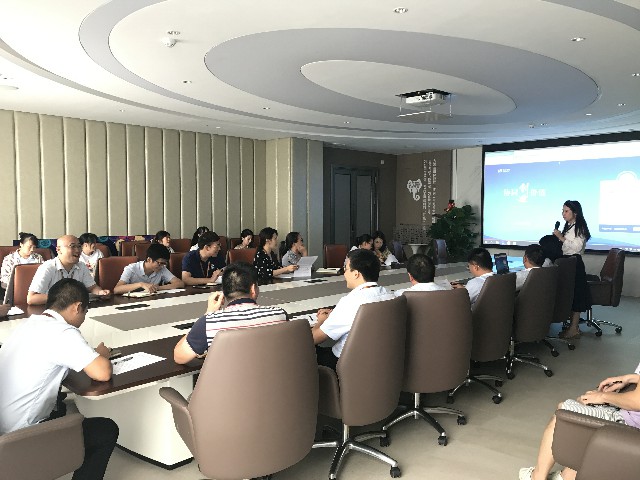 “精進(jìn)不休,提高效率”德利豐家居終端櫥柜上(圖2) “精進(jìn)不休,提高效率”德利豐家居終端櫥柜上(圖2)