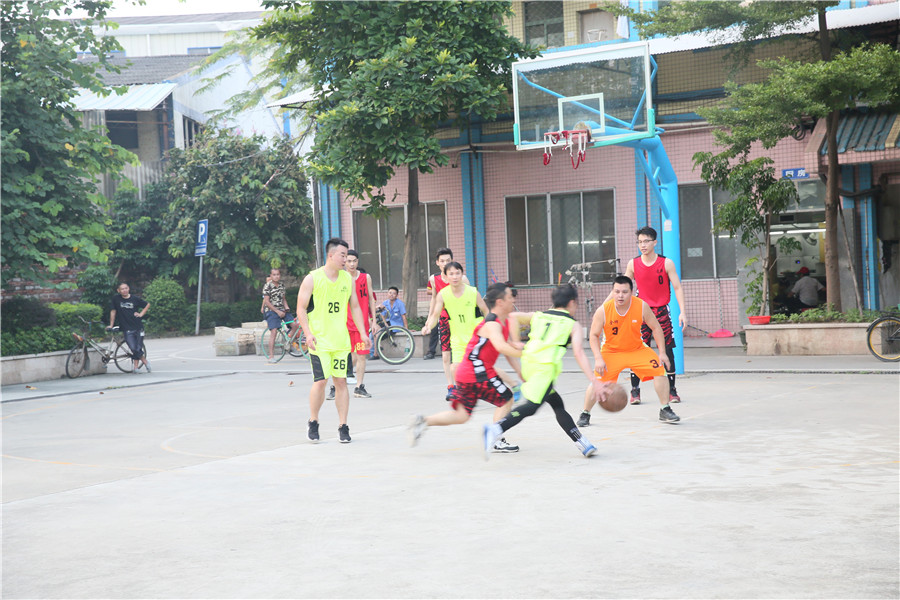 德利豐家居與金牌企業(yè)生產(chǎn)部籃球比賽展風采，(圖2)